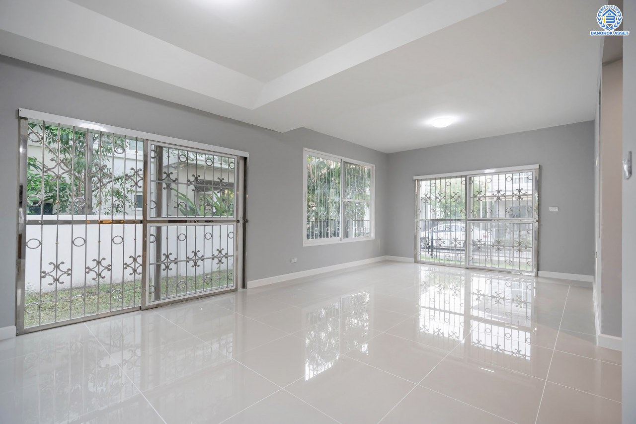 บ้านเดี่ยวมือสอง จากแบรนด์ LH โครงการ ชัยพฤกษ์ วัชรพล หลังใหญ่ เนื้อที่ 55.4 ตร.ว. ฟังก์ชัน 3 ห้องนอน 3 ห้องน้ำ จอดรถได้ 2 คัน พร้อม Facilities ครบครัน บนทำเลเดินทางสะดวก ติดถนนสุขาภิบาล5 เชื่อมต่อหลายเส้นทาง ใกล้ทางด่วน "ฉลองรัช" และรถไฟฟ้าสายสีเขียว "สถานีสายหยุด"